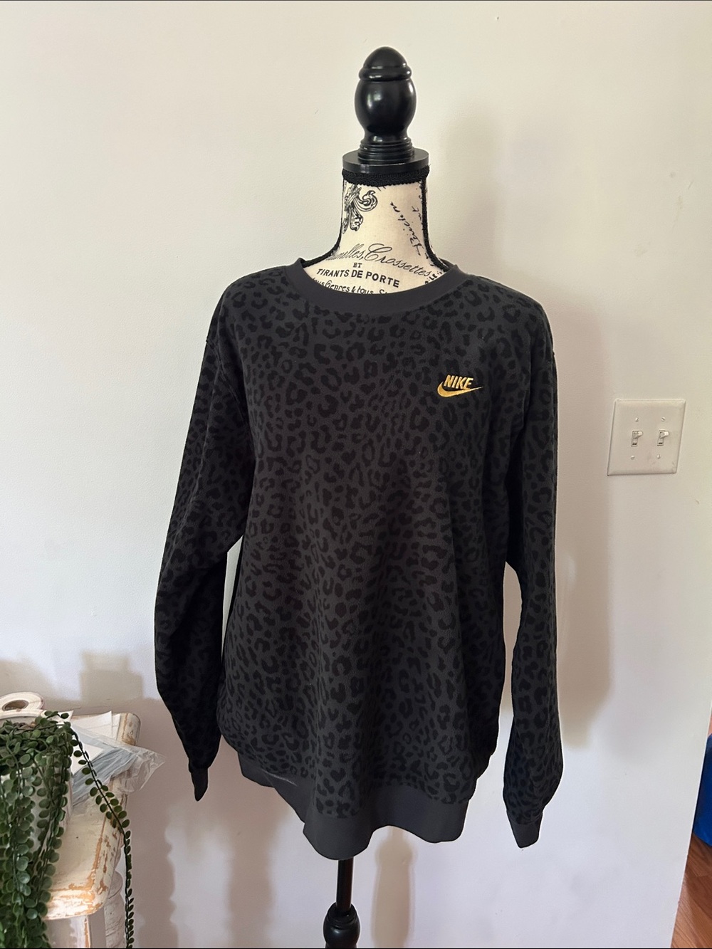 Nike Animal Print Fleece Crewneck Pullover Sweatshirt Women's size L